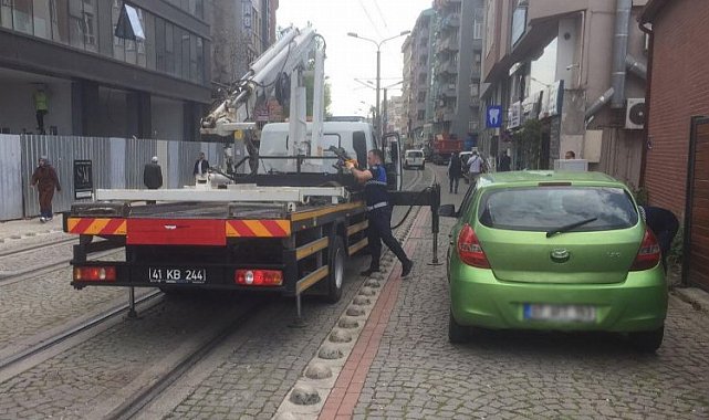 Tramvay yoluna park edilen araçlar çekiliyor