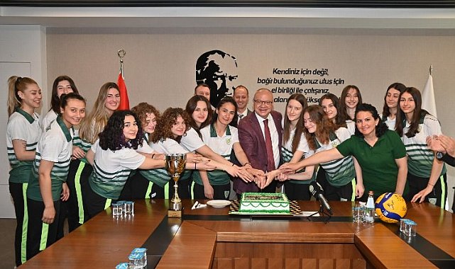 Şampiyon Manisalı voleybolculardan Başkan Ergün'e ziyaret