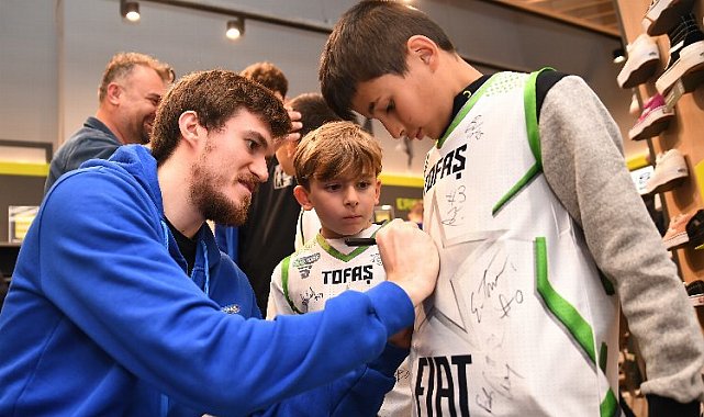TOFAŞlı basketbolcular imza dağıttı