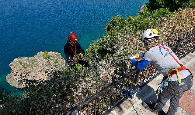 Antalya'da doğa harikası falezlerde temizlik