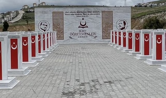 Bakan Tekin şehit öğretmenleri andı
