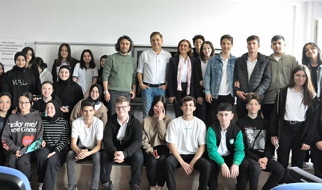 Kocaeli'de liselilere tiyatronun eğitimdeki yeri anlatıldı