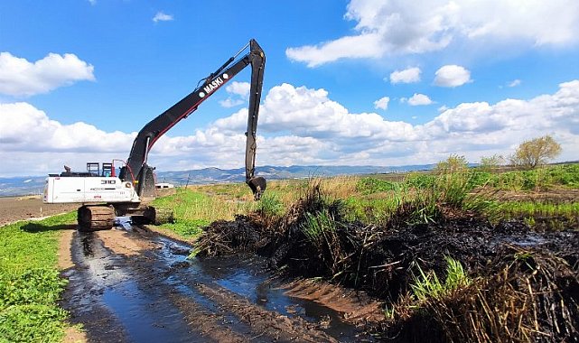 Manisa taşkın riskine karşı temizliği sürdürüyor