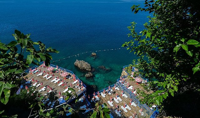 Muratpaşa'nın mavi bayraklı plajları bayramın ilk günü kapalı