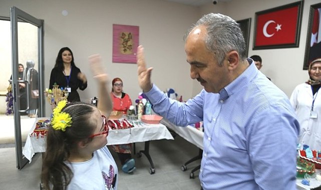 Rize'de Başkan Metin'den 'özel' sergiye ziyaret