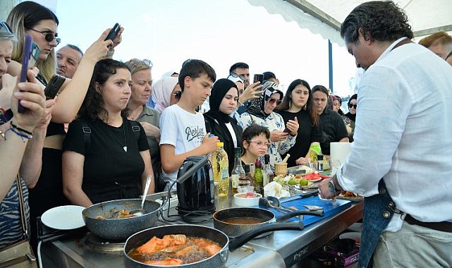 Türk Somon Festivali'nde 1 ton hamsi yediler