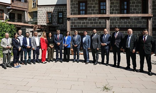 Bakan Tekin 'Anadolu' yayıncılarıyla buluştu