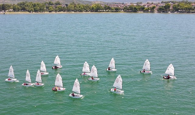 İznik Gölü'nde yelkenler 1 Temmuz için yarıştı