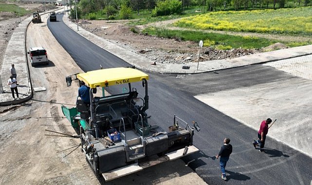 Sivas'ta Danişment Gazi TOKİ yolu yenileniyor