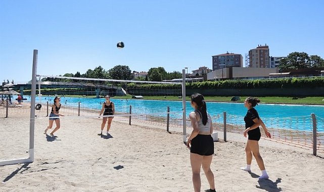 Suni plajda voleybol keyfi