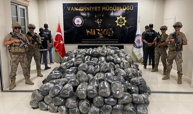 Van'da 3 tona yakın toz esrar ele geçirildi