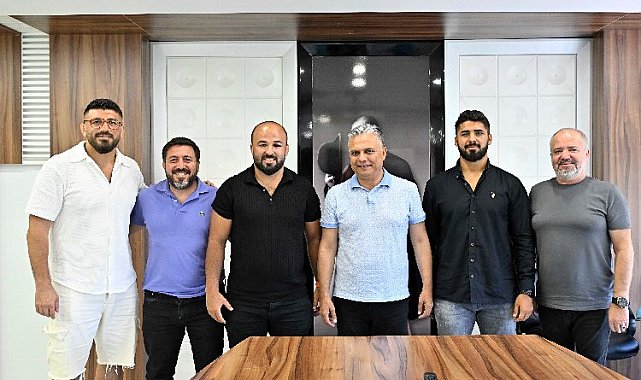 Başkan Uysal başpehlivanlarla bir arada