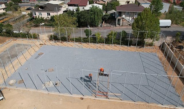 Çayırova'da yeni halı sahaların inşaatı sürüyor