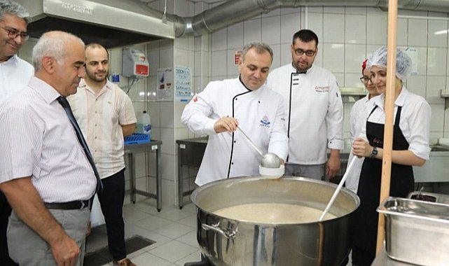 ERÜ Rektörü aşure pişirdi