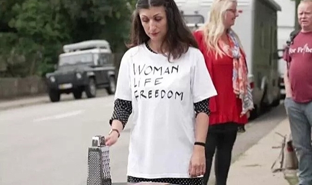 İran Asıllı Kadın Kuran-ı Kerimi Rendeledi