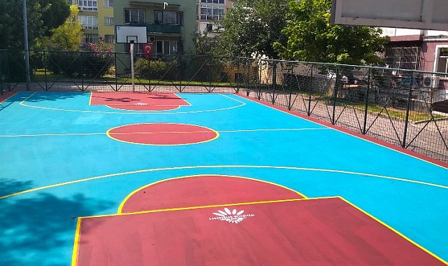 Karabağlar'ın parkları renkleniyor