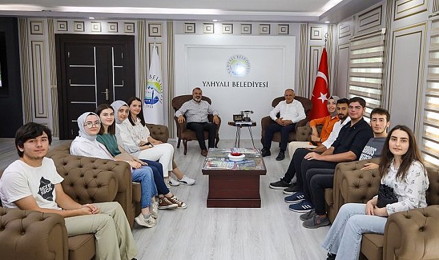 Kayseri Yahyalı'dan yeni üniversitelilere tebrik