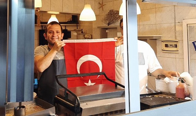 Manisa Zabıtası'ndan vatandaşlara Türk bayrağı