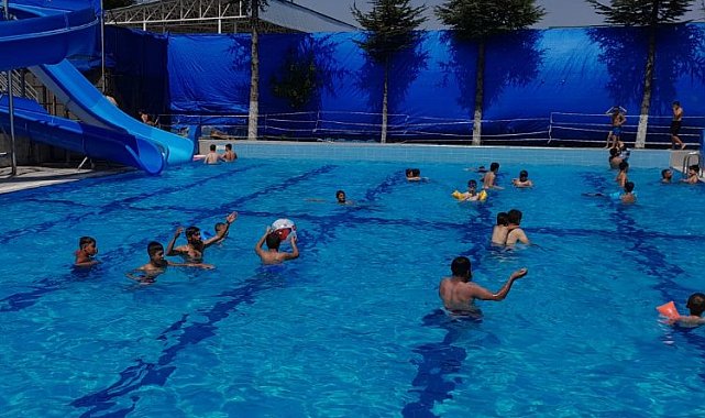 Pazaryeri'nde sıcaktan bunalanlar havuzda serinledi