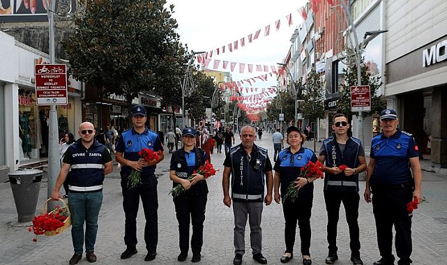 Sakarya Zabıtası'ndan vatandaşa ve esnafa karanfil