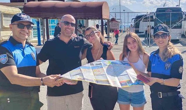 Alanya polisinden turistlere 4 dilde tanıtım