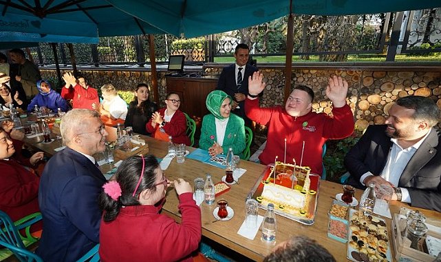 Bakan Göktaş down sendromlu gençlerle buluştu