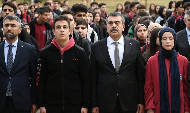 Bakan Tekin öğrencilerle Filistin için saygı duruşunda