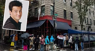 Hayranları Matthew Perry’i andı: West Village önüne çiçek bıraktılar