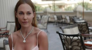 Meryem Uzerli'den çok konuşulacak üstsüz poz!