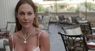 Meryem Uzerli'den çok konuşulacak üstsüz poz!