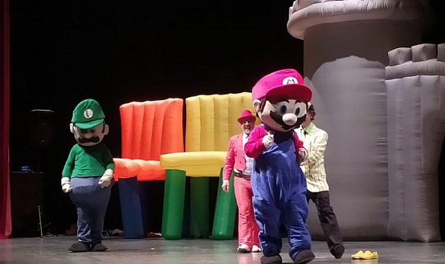 Süper Mario ve İhtiyar Kedi Çayırovalı çocukları güldürdü
