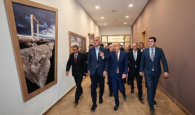 Bakan Ersoy'dan bilim, kültür ve sanat merkezine tam not