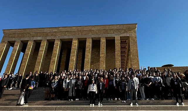 Genç İzmirliler Ata'nın huzurunda