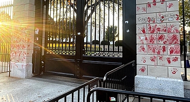 İsrail karşıtı göstericiler Beyaz Saray’ın duvarlarını boyadı
