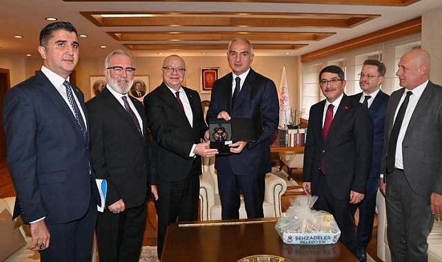 Manisa heyetinden Bakan Ersoy'a 'köklü' davet