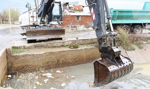 Manisa'da dere yatakları ve sulama kanalları temizleniyor