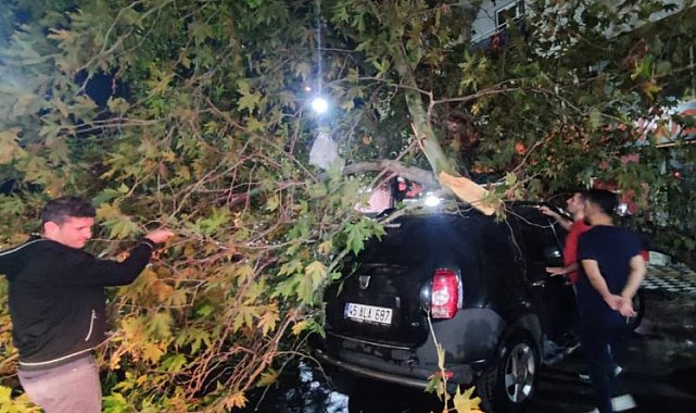 Manisa'da fırtına mesaisi!