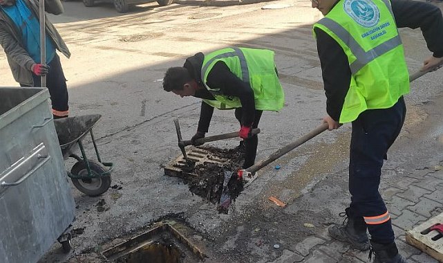 Manisa'da yağmursuyu ızgaraları temizleniyor