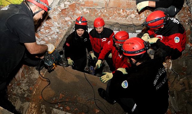 Sakarya'nın kalbindeki o enkaza girdi! Bol aksiyonlu canlı kurtarma tatbikatı