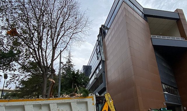 Yıldırım'da uyumayan kütüphane lodosa dayanamadı