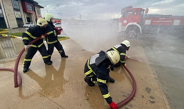 Acil durum ekiplerine Kocaeli İtfaiyesi'nden eğitim