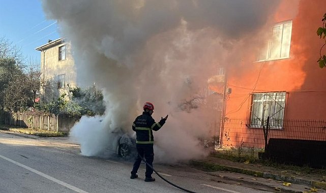 Alev alan otomobili Kocaeli İtfaiyesi söndürdü