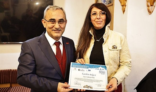 Alim Işık Sanat Konağı'nda sertifika dağıttı