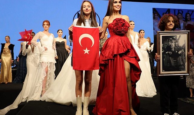 Ekonomi Zirvesi'nde Cumhuriyet defilesi ayakta alkışlandı