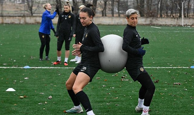 Kadın futbolculardan taraftara çağrı