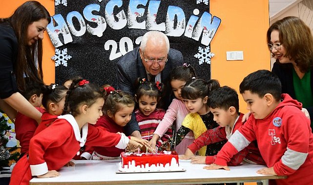 Karabağlar'da yeni yıl öncesi miniklere pastalı ziyareti