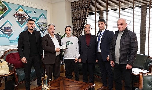 Kayserili şampiyon boksör Başkan Yalçın'a konuk oldu