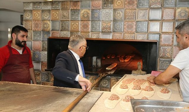 Memduh Büyükkılıç pide pişirdi