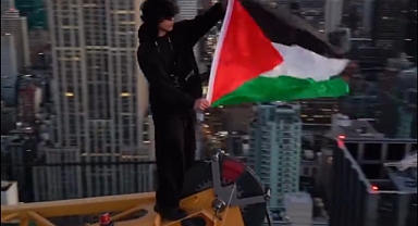 New York’ta Gazze’ye destek eylemi: Bir vincin tepesine tırmanıp Filistin bayrağı açtı