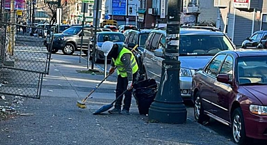 Paterson’da çöp sorunu devam ediyor: Temizlik işçisinin umursamaz hareketleri tepki çekti